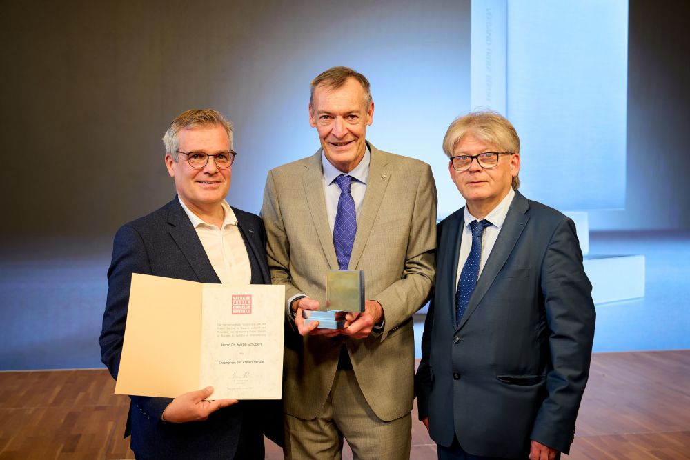 Dr. Martin Schubert wird mit dem Ehrenpreis des VFB ausgezeichnet